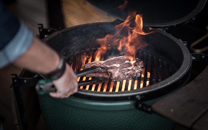 Big Green Egg Côte de boeuf cu condimentare de friptura