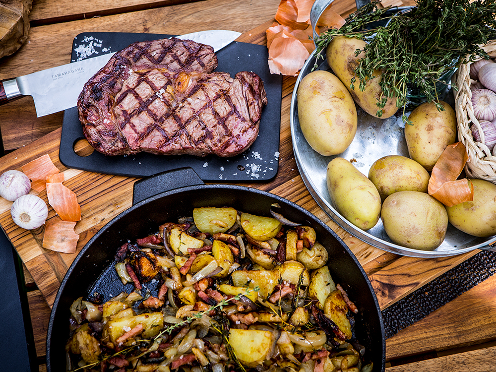 Big Green Egg RibEyeSteak mit Bratkar­toffeln mit Speck und Zwiebeln